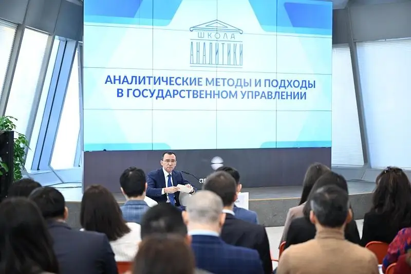 Маулен Ашимбаев и Екатерина Шульман выступили в школе аналитики