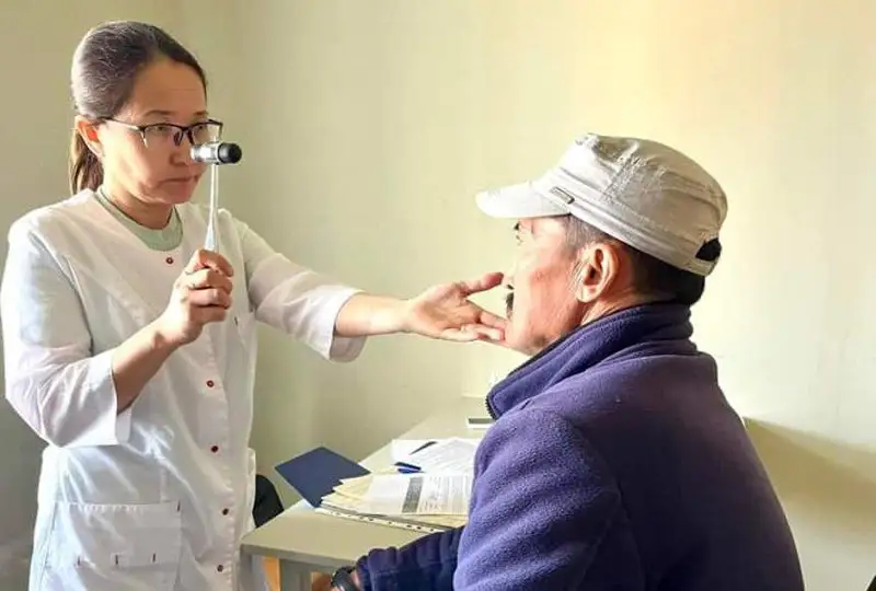 Atyraý dárigerleri shalǵaı aýyl turǵyndaryn medıtsınalyq tekserýden ótkizdi