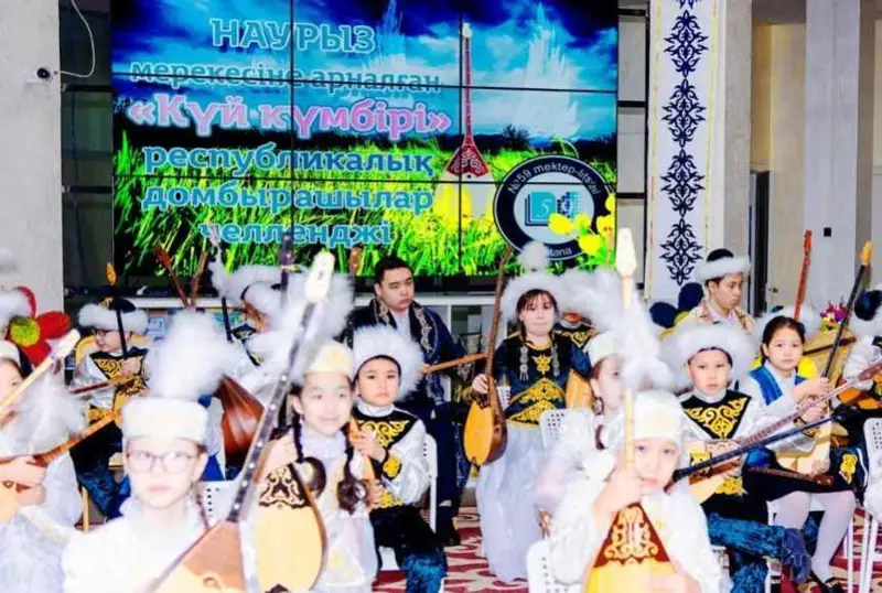 استانانىڭ مەكتەپتەرى مەن كوللەدجدەرىندە ءبىر ۋاقىتتا قازاق كۇيلەرى ورىندالدى