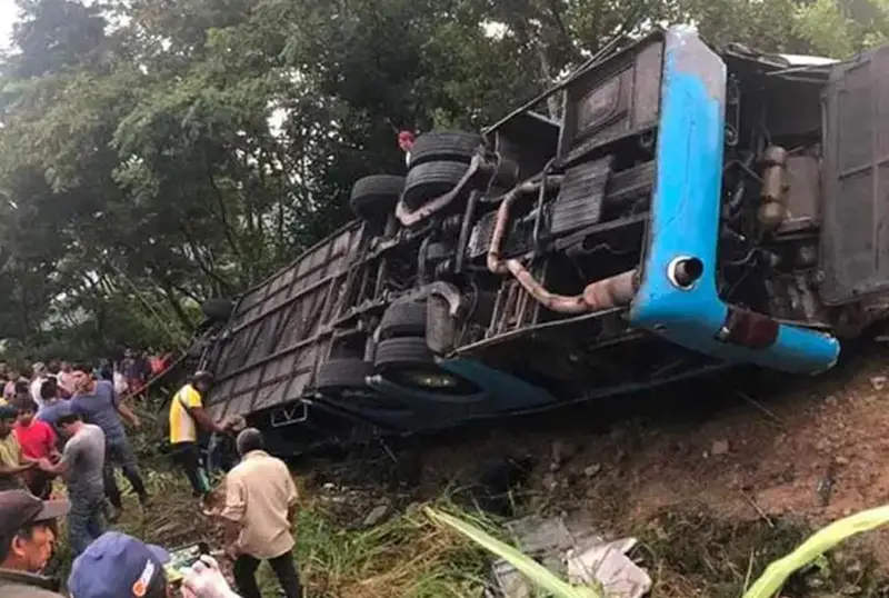 Мексикада автобус қоядан қулаши оқибатида 18 киши ҳалок бўлди