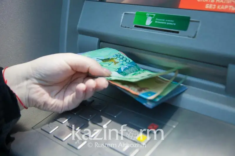 Банкоматы в Шымкенте начали заполнять наличностью