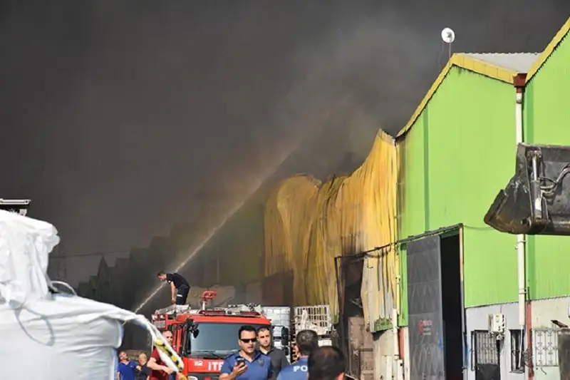 Пожар на заводе по переработке отходов тушат в турецкой Адане