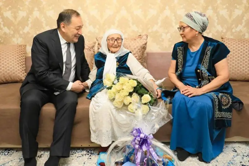 108-летнюю труженицу тыла поздравили с Днем благодарности в Актобе