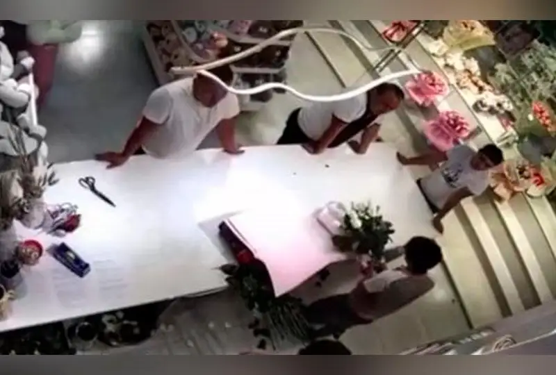 Сын прокурора? Инцидент в цветочном магазине Шымкента прокомментировали в госоргане