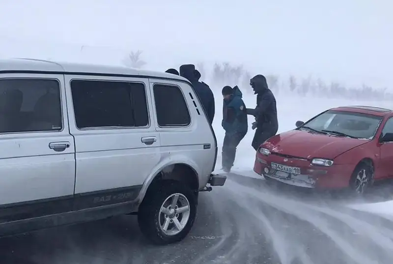 اباي وبلىسىندا ءبىر كۇندە جولدا قالعان 65 ادام قاۋىپسىز جەرگە كوشىرىلدى