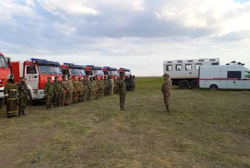 Пожар под Астаной: 34 человека продолжают тушить возгорание сухостоя
