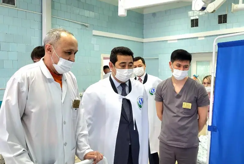 Пострадавших от нападения школьников в больнице навестил аким СКО