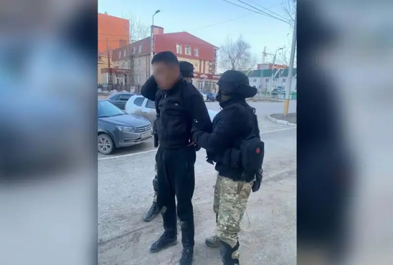 Áleýmettik jelide qyz bolyp tanysyp, 3 mln teńge alǵan: Qostanaıda er adam ustaldy
