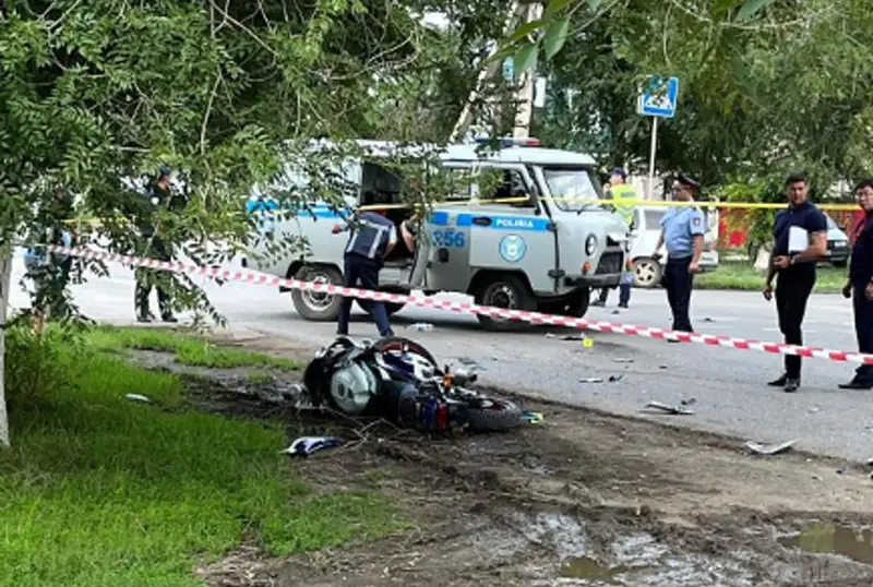Oralda búgin moped pen mototsıkl mingen úsh adam jol apatynan qaza tapty
