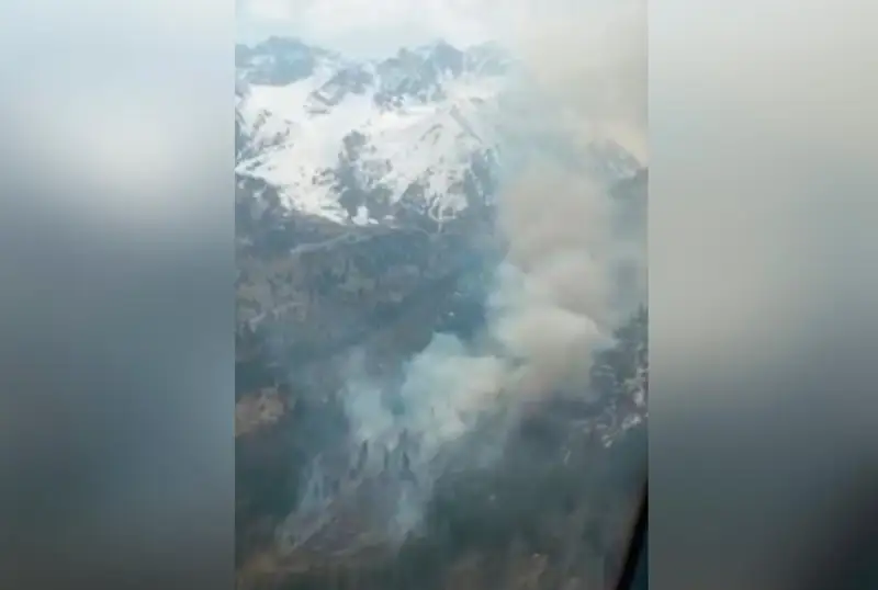 Пожар на Медеу: два вертолета сбросили около 40 тонн воды