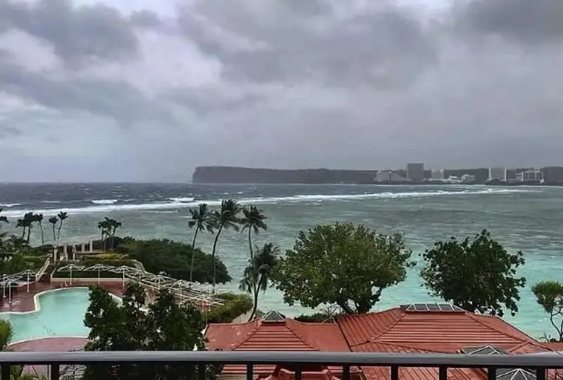 На остров Гуам надвигается супертайфун «Мавар»