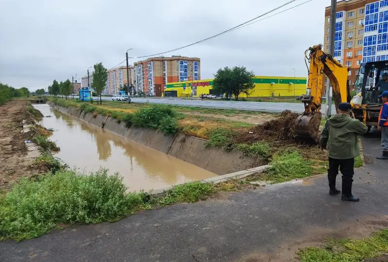 Оралда жаңбыр салдарынан көпқабатты үйлердің жертөлесіне су кірді