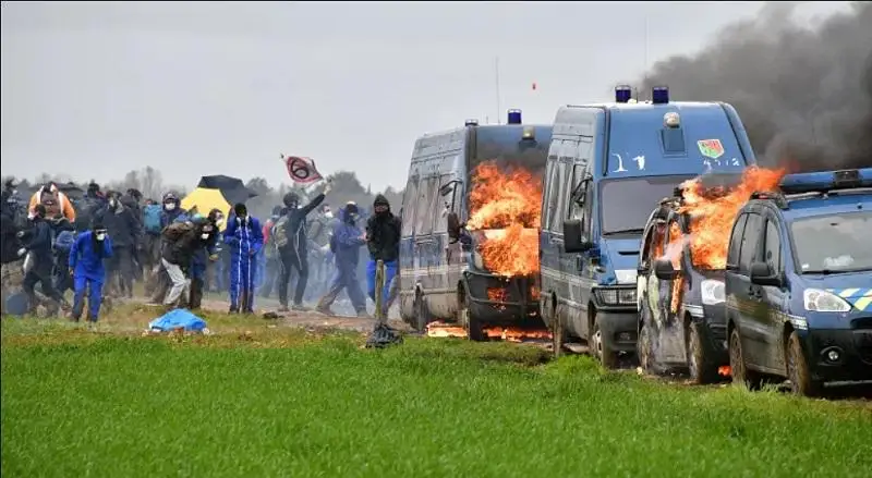 Десятки человек ранены на акции протеста против строительства водохранилища во Франции