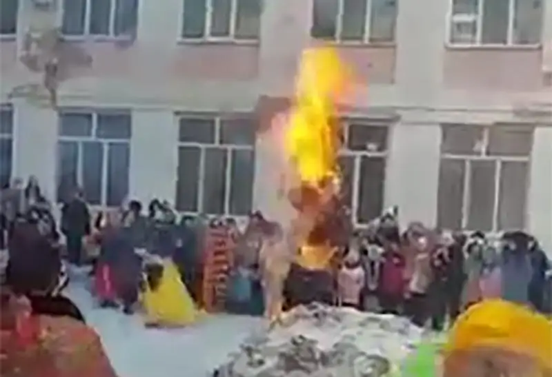 Atyraýda aýlasynda alaý jaqqan mekteptiń dırektoryna qatań sógis berildi