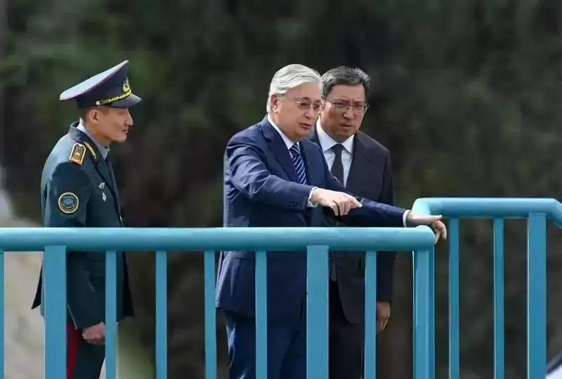 ҚР Президенти сув тошқинларидан ҳимоя қилувчи «Аюсай» тўғонига борди