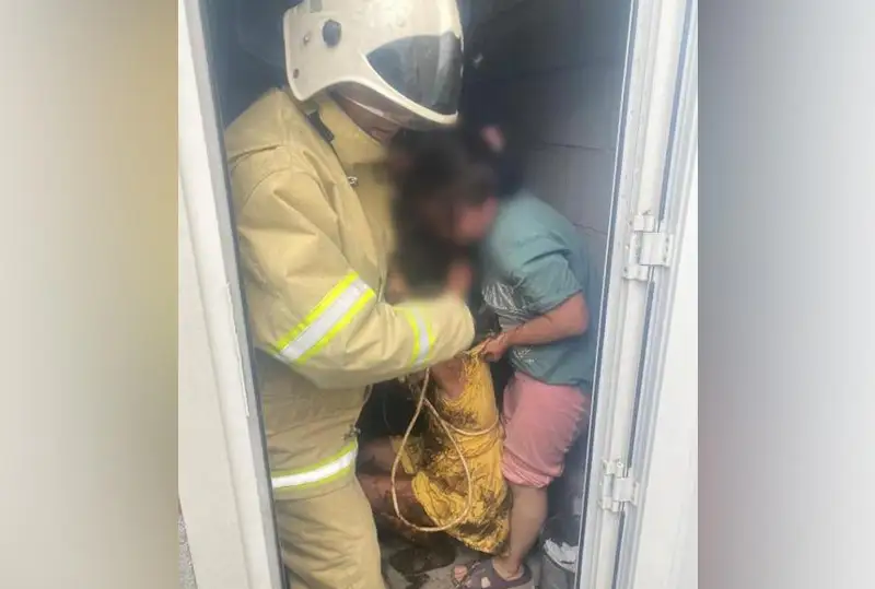 Двоих детей из выгребной ямы вызволили спасатели в Алматинской области