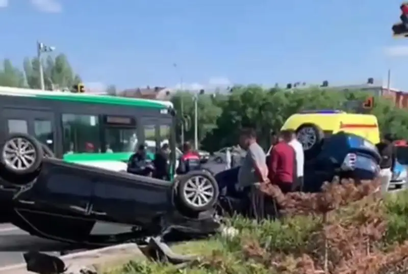 ەلوردادا ەكى كولىك سوعىسىپ، اۋدارىلىپ قالدى