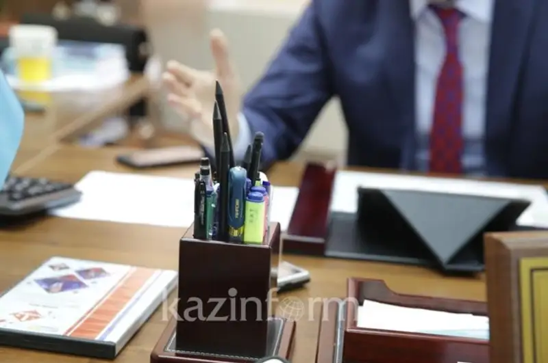 قازالىداعى وقۋشىلار توبەلەسى: اۋداندىق ءبىلىم ءبولىمىنىڭ باسشىسىنا قاتاڭ سوگىس بەرىلدى