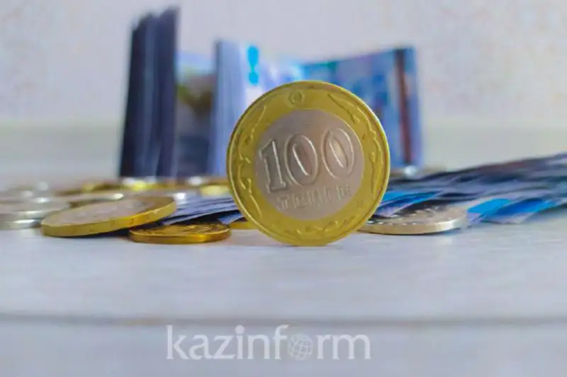 Курс тенге ослаб в июле