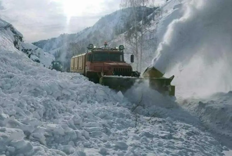 东哈州山区公路段发生雪崩