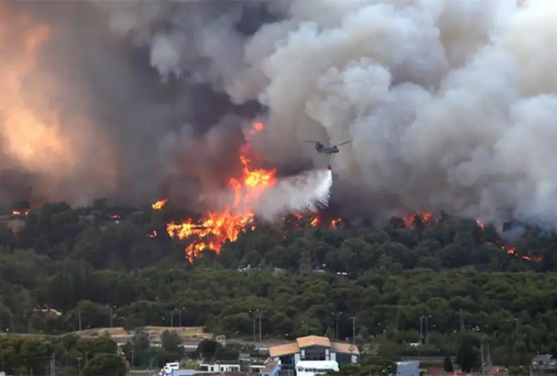 Пожары в Греции: тысячи туристов эвакуированы с острова Родос и «красный код» опасности