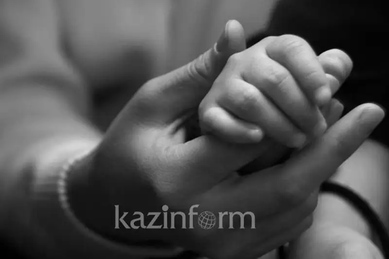 Saryaǵashta qaza bolǵan 5 jasar qyzdyń týystary beıbit mıtıng ótkizdi