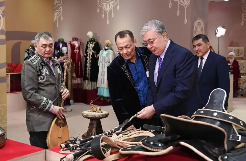 Президент Тараз шаҳридаги ҳунармандлар кўргазмасини бориб кўрди