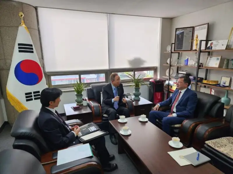 哈萨克斯坦大使会见第八届联合国秘书长