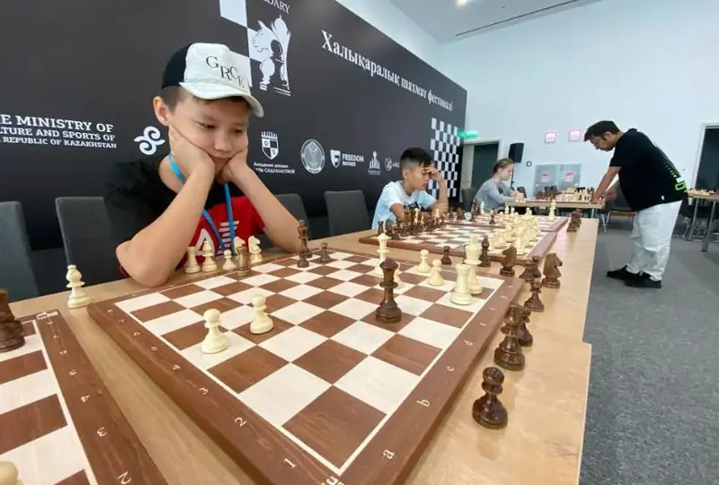 Shahmat festıvali: ár sportshy 15 qatysýshymen bir ýaqytta oınady