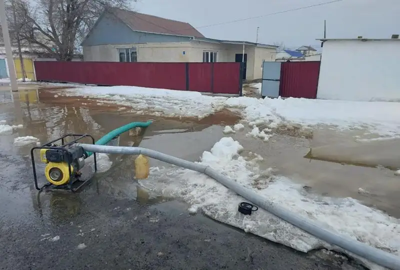 В двух районах Атырауской области талыми водами топит дома