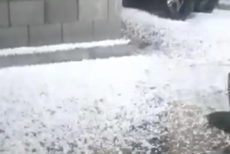 Гроза и град обрушились на Алматы