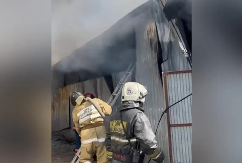 Рынок автозапчастей горел в Уральске