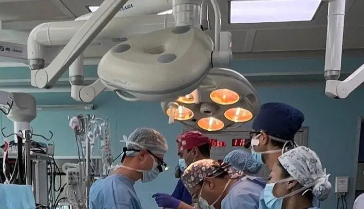 Jambylda alǵash ret álemde sırek kezdesetin aýrýǵa shaldyqqan sábıge ota jasaldy