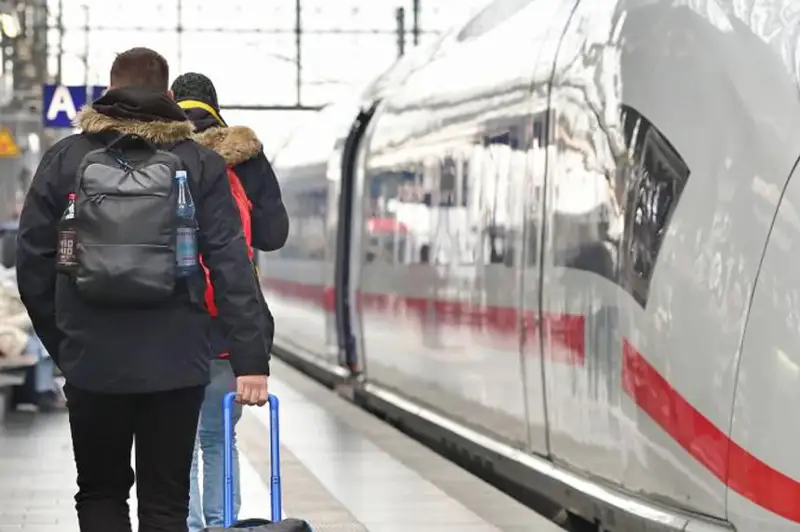 Германия автобус ва поездларда ниқоб тақишни бекор қилади