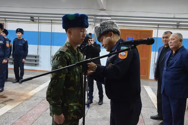 Спасшего четырех человек пожарного наградили в Павлодаре