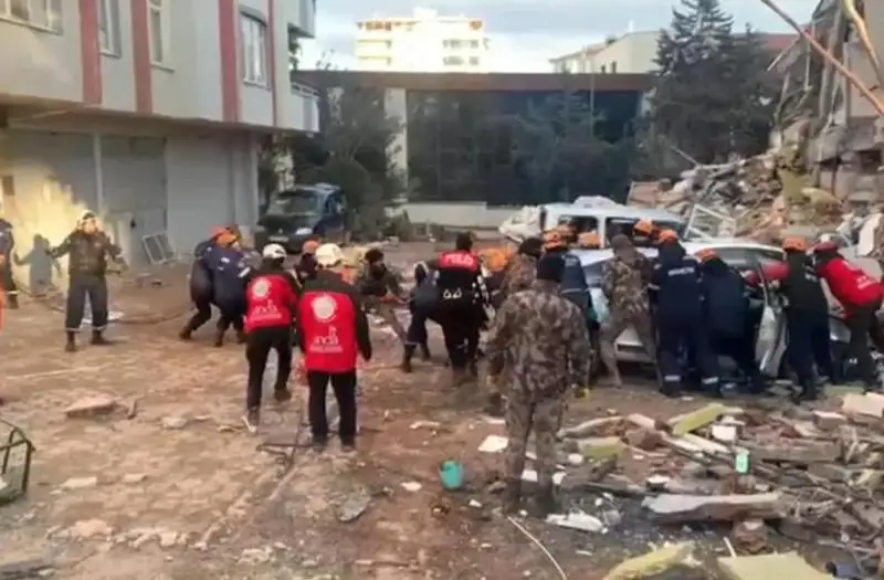 Жағдай өте қиын – Түркиядағы қазақстандық құтқарушылар қалай жұмыс істеп жатыр