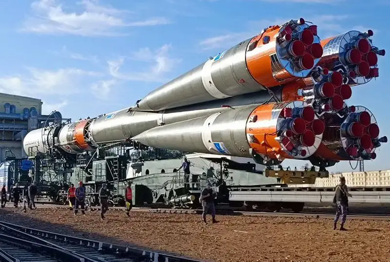 После трехмесячного перерыва на Байконуре готовят к запуску ракету