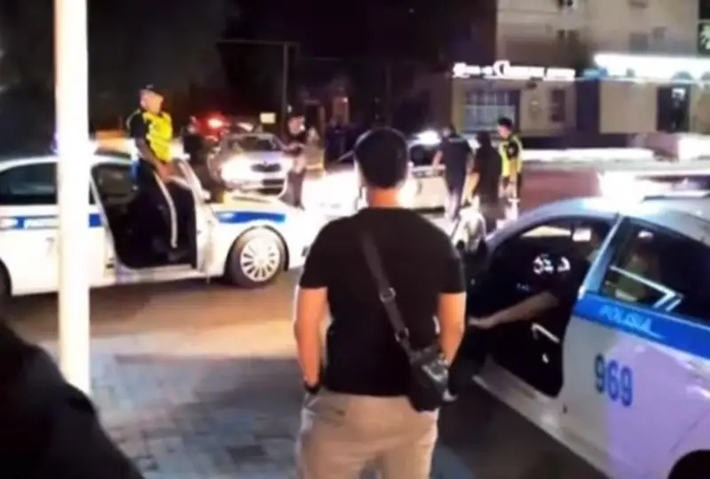 Atyraýda qabaǵan ıt er adam men polıtseıdi jaraqattady
