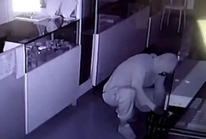 ستەپنوگوردا دۇكەننەن 180 ميلليون تەڭگەنىڭ التىنىن ۇرلاعاندار ۆيدەوعا ءتۇسىپ قالدى