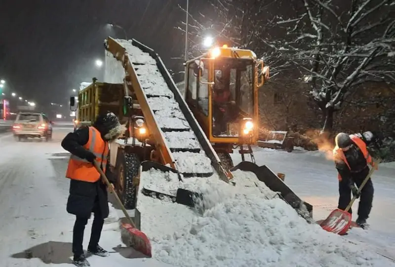 360 человек и 460 единиц специальной техники всю ночь убирали снег в Алматы