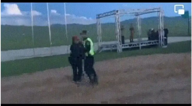 اتامەن قول ۇستاسىپ بيلەگەن پوليتسەي جەلى قولدانۋشىلارىن كۇلدىردى - ۆيدەو