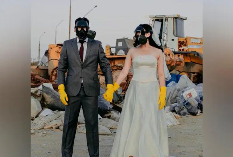 Молодожены на фоне мусора: фотограф призывает к экокультуре