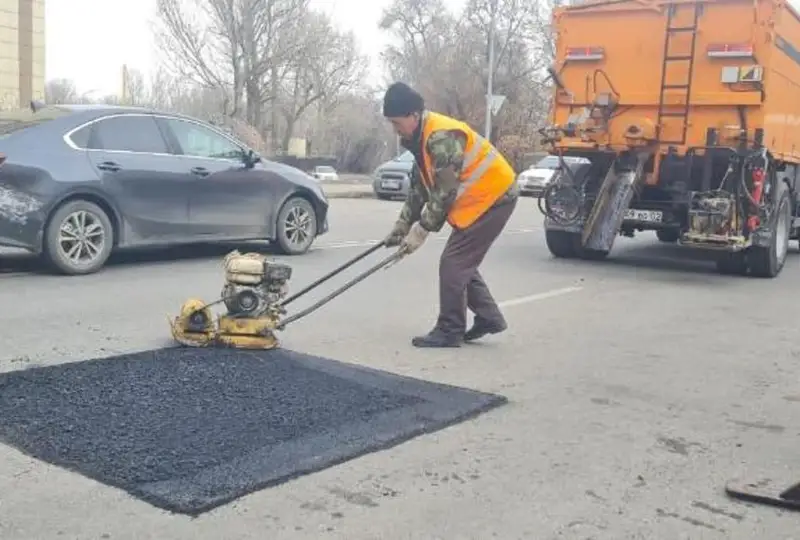 Ямочный ремонт начали проводить на дорогах Алматы