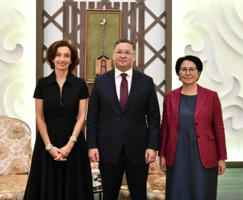 哈外交部长会见教科文组织总干事