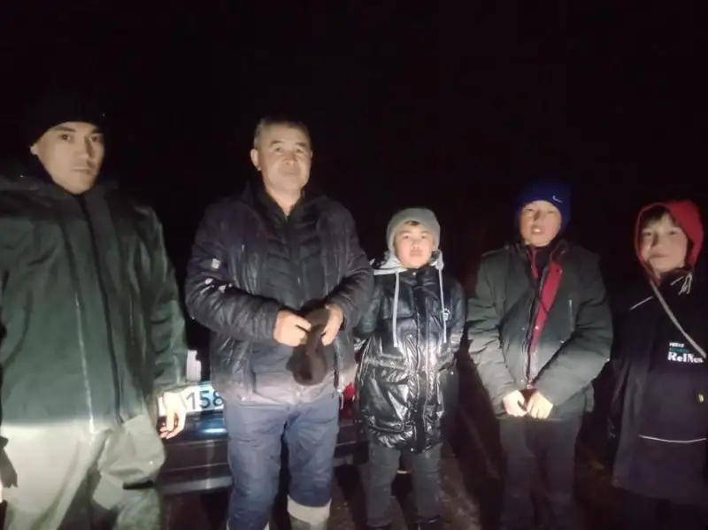 Almaty oblysynda oınap júrip sý tasýy saldarynan úılerine qaıta almaı qalǵan balalar qutqaryldy