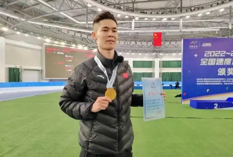 新疆哈萨克运动员在中国速度滑冰锦标赛中夺冠