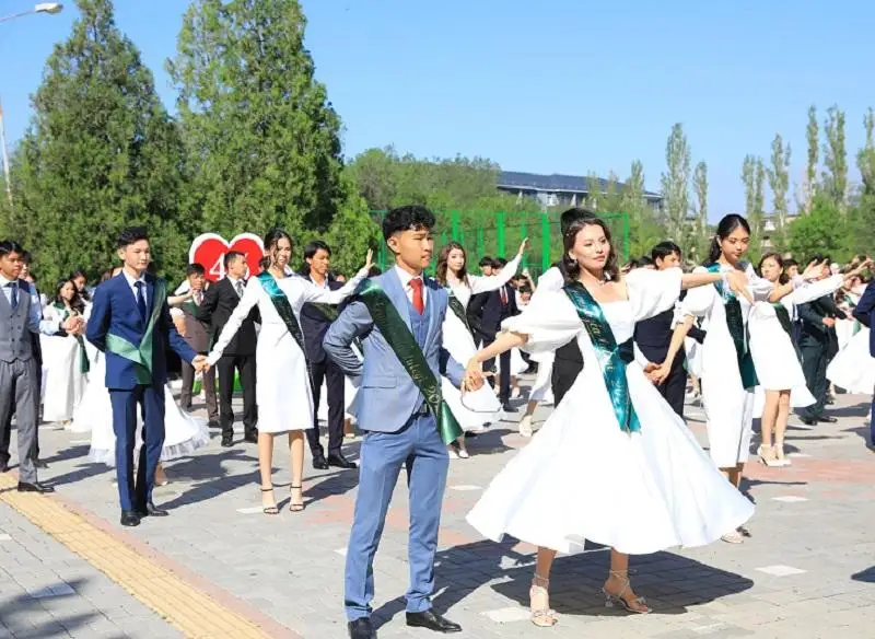 12 тысяч выпускников жамбылских школ услышали последний звонок