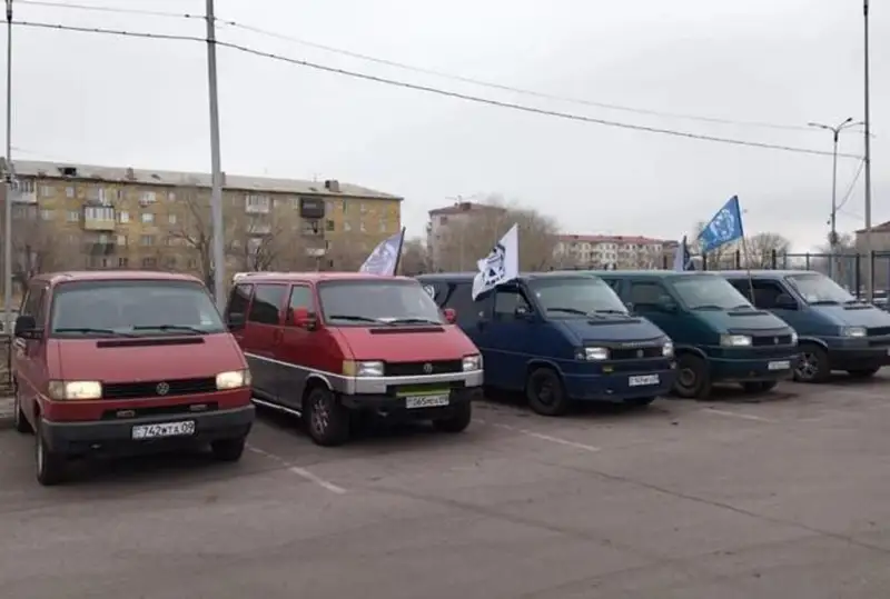 Qaraǵandylyq ardagerlerdi saılaý ýchaskesine avtoklýb músheleri jetkizip jatyr