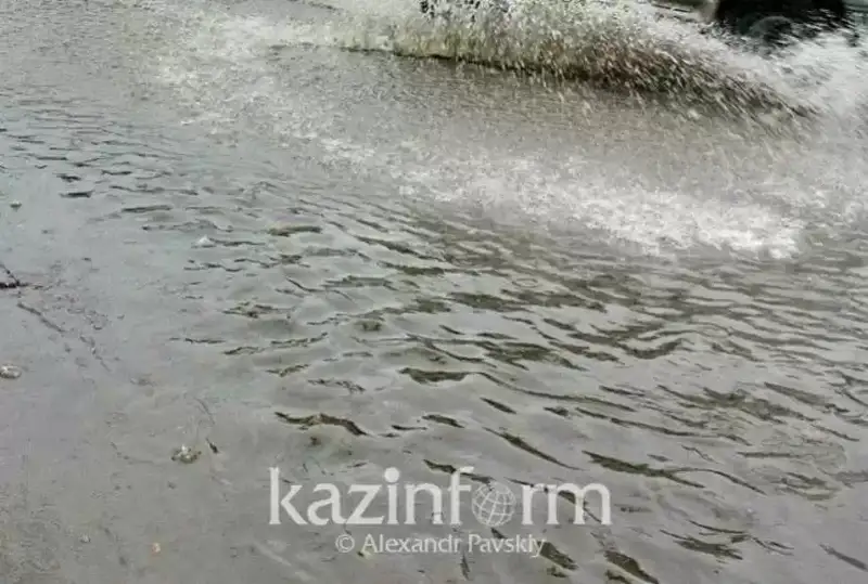 Almaty oblysy Aqózek aýylynda úılerdiń aýlasyn sý basty