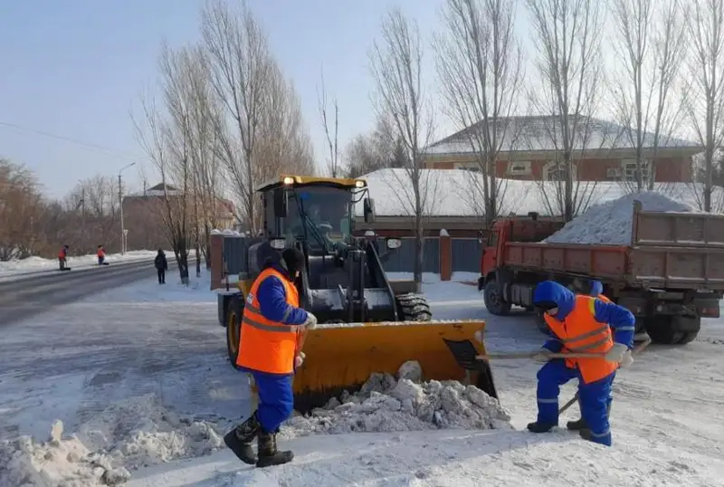 Более двух тысяч дорожных рабочих убирали снег в Астане